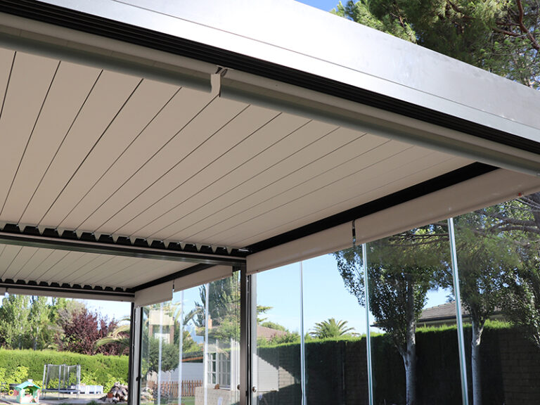 Cómo los cerramientos de terraza integrales de cristal de Acuglass crean un espacio versátil y lleno de estilo